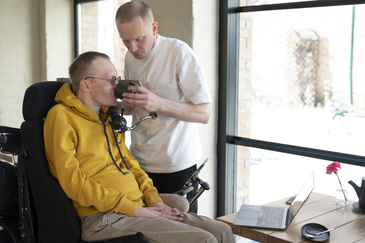 Shot vriend helpt man met beperking, credits Freepik